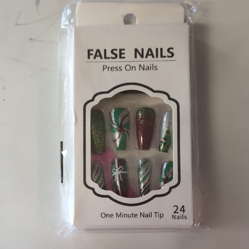 Festive Green and Red Press On Nails